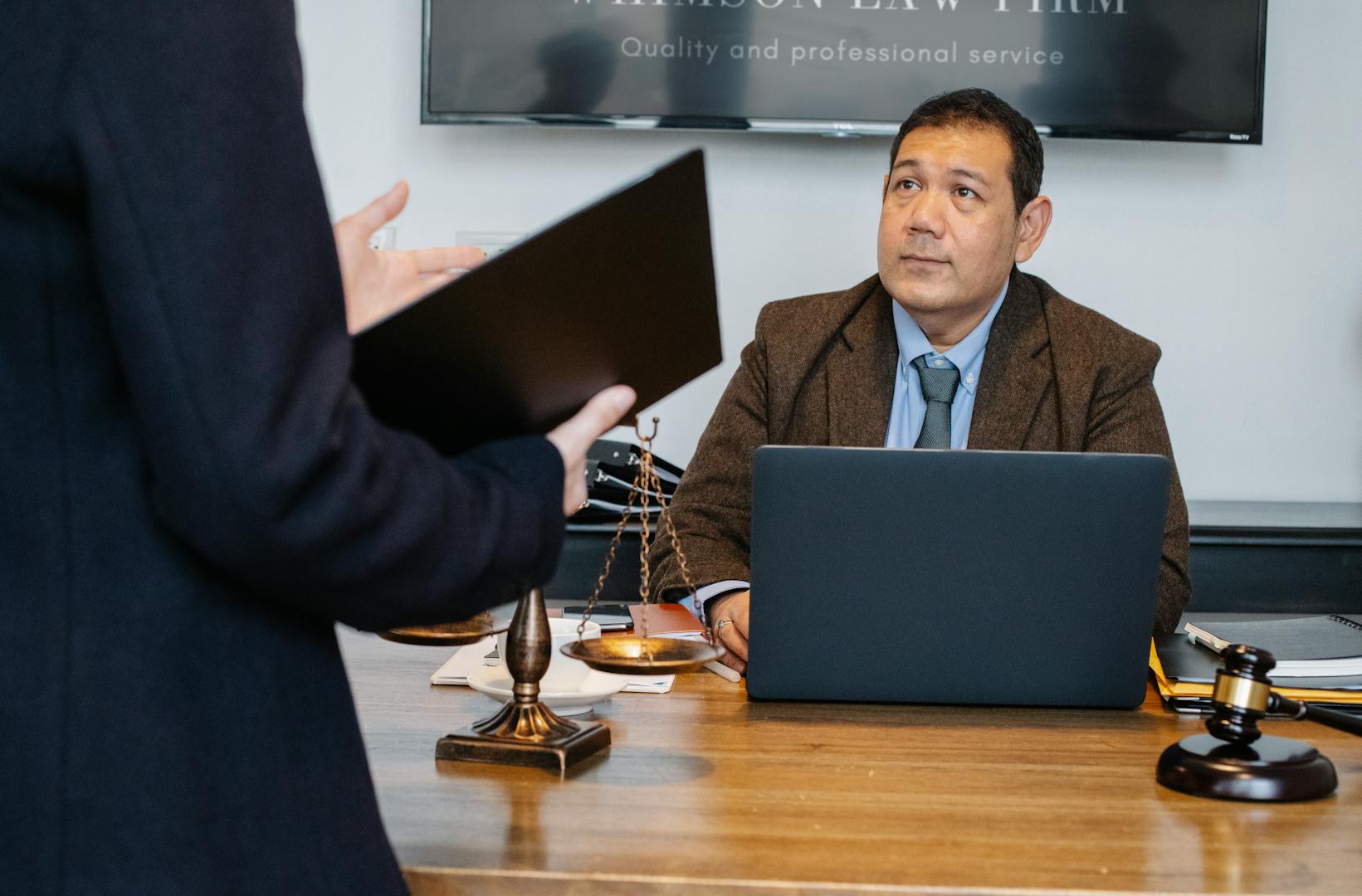 Administrador de hecho: quién es, cómo se prueba y qué responsabilidad asume