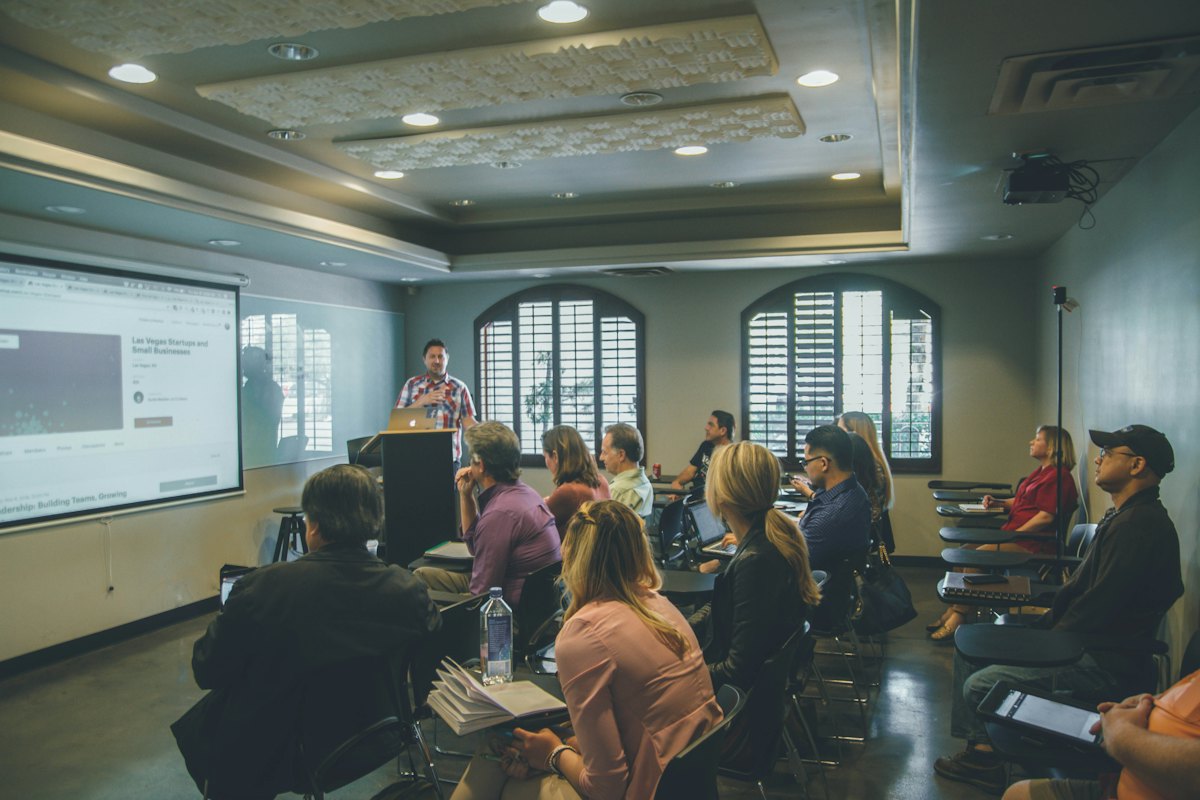 Valor academia de idiomas entrada de inversor Bilbao: sala de reuniones con pantalla de proyección