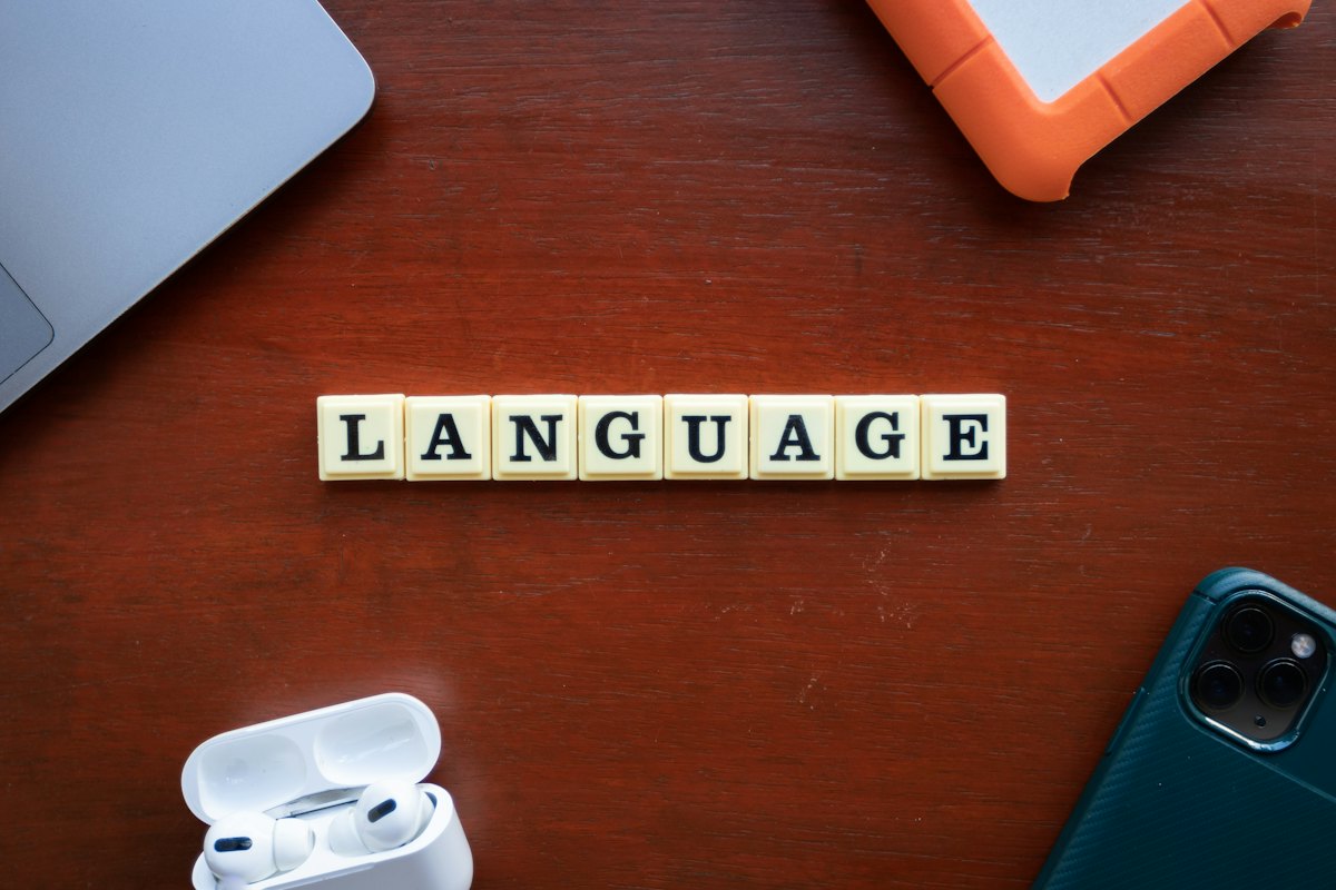 Valoración de academia de idiomas Madrid: la palabra language formada con fichas sobre una mesa